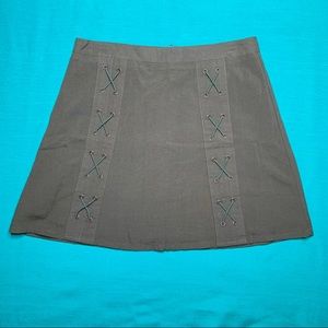 Green laced skirt, size S.